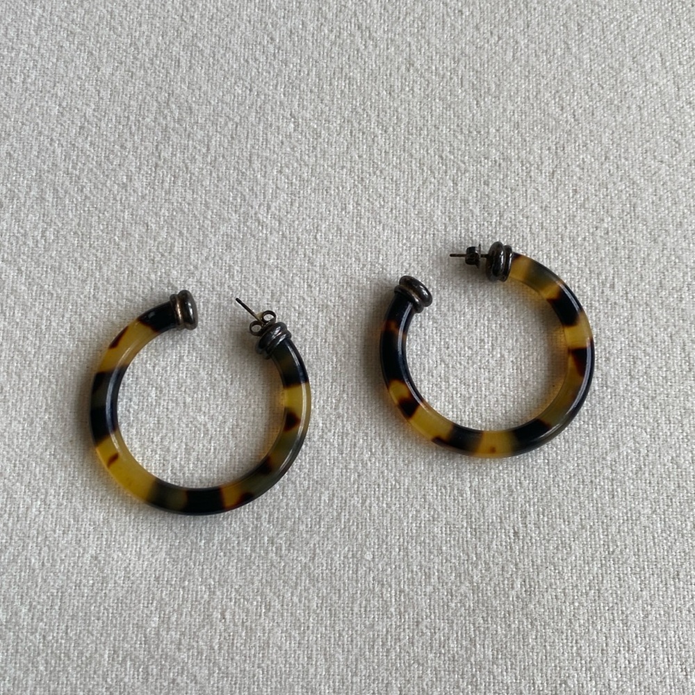 Tortise shell hoop pierced earrings